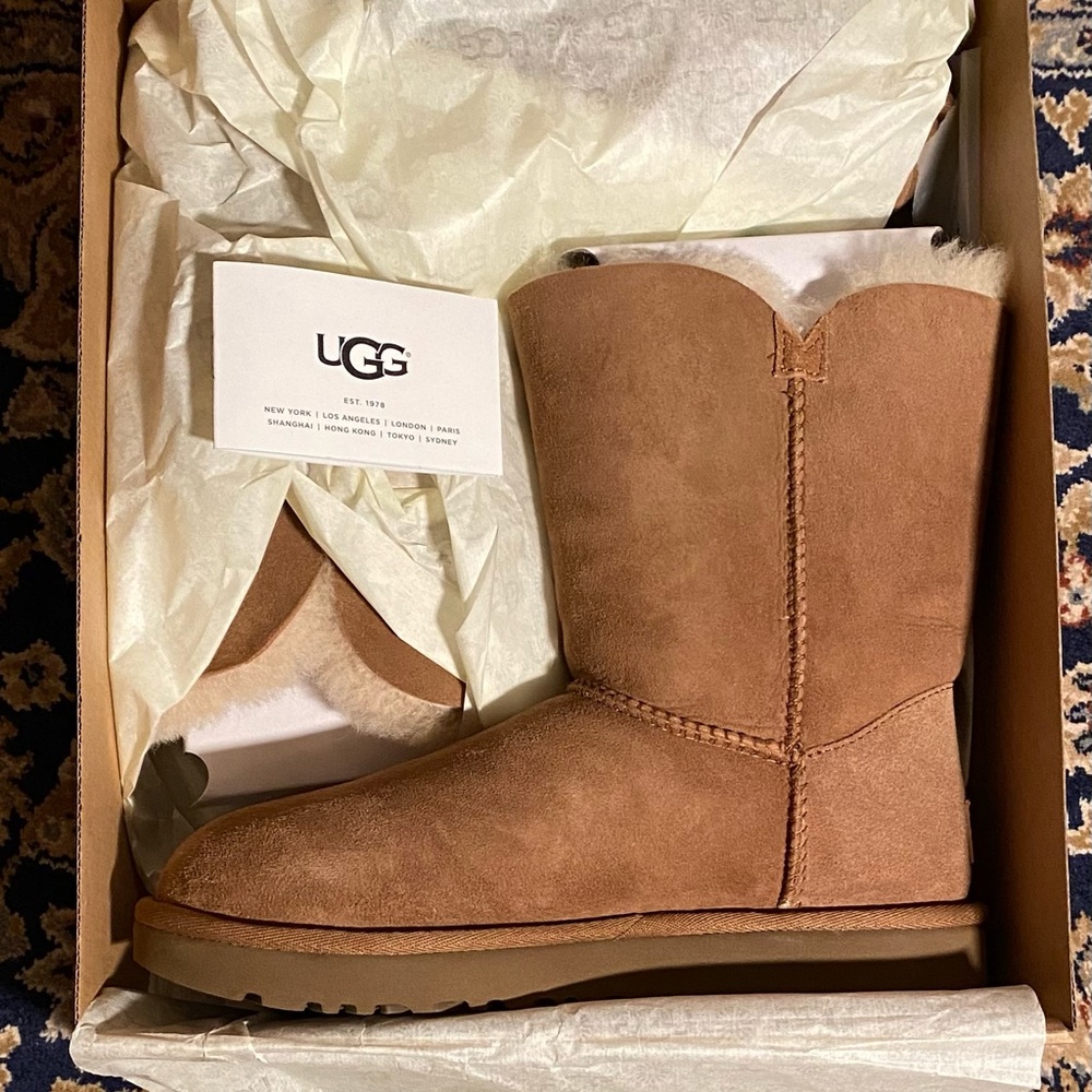 UGG, Bailey Suede Button II in Size 6M, Chestnut.